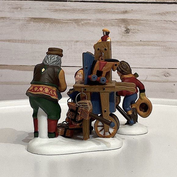 DEPARTMENT 56 - Christmas Bazaar Toy Vendor-Heritage Village-New England Village - Picture 5 of 9